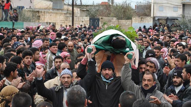Des manifestants anti Moubarak portent le corps d’un homme qui aurait été tué par les forces gouvernementales dans la région de Homs. [AP Photo]