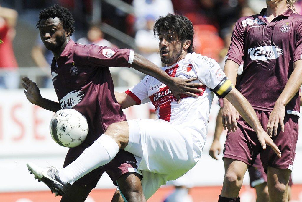 Le capitaine du FC Sion Gennaro Gattuso lutte pour le ballon avec le Servettien Xavier Kouassi. [Jean-Christophe Bott]