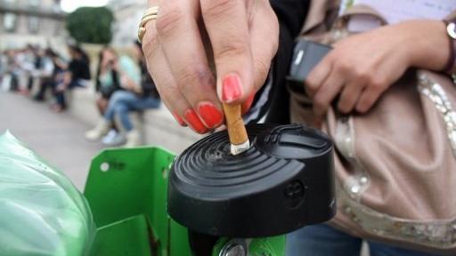 Une femme écrase une cigarette