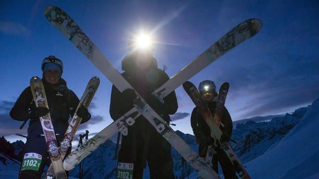 Des skis en forme de croix pour signifier l'arrêt de la Patrouille, mais les compétiteurs gardent le sourire. [Olivier Mair]