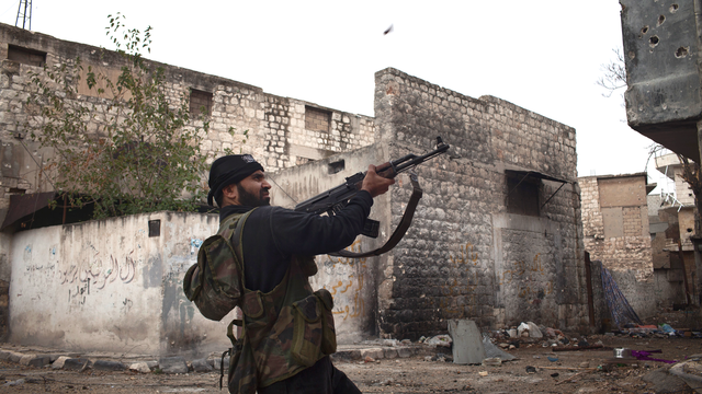 Un rebelle syrien en plein combat dans le nord de la ville d'Alep. [FABIO BUCCIARELLI]