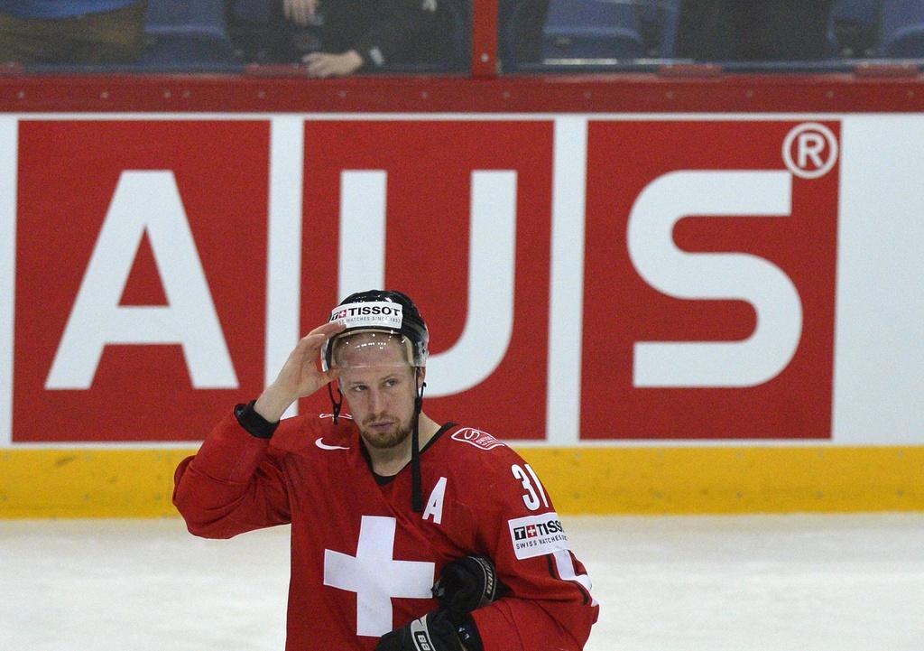 Mathias Seger a du jouer le pompier de service en évoluant en attaque aux côté de Patrick von Gunten. [KEYSTONE - PETER SCHNEIDER]