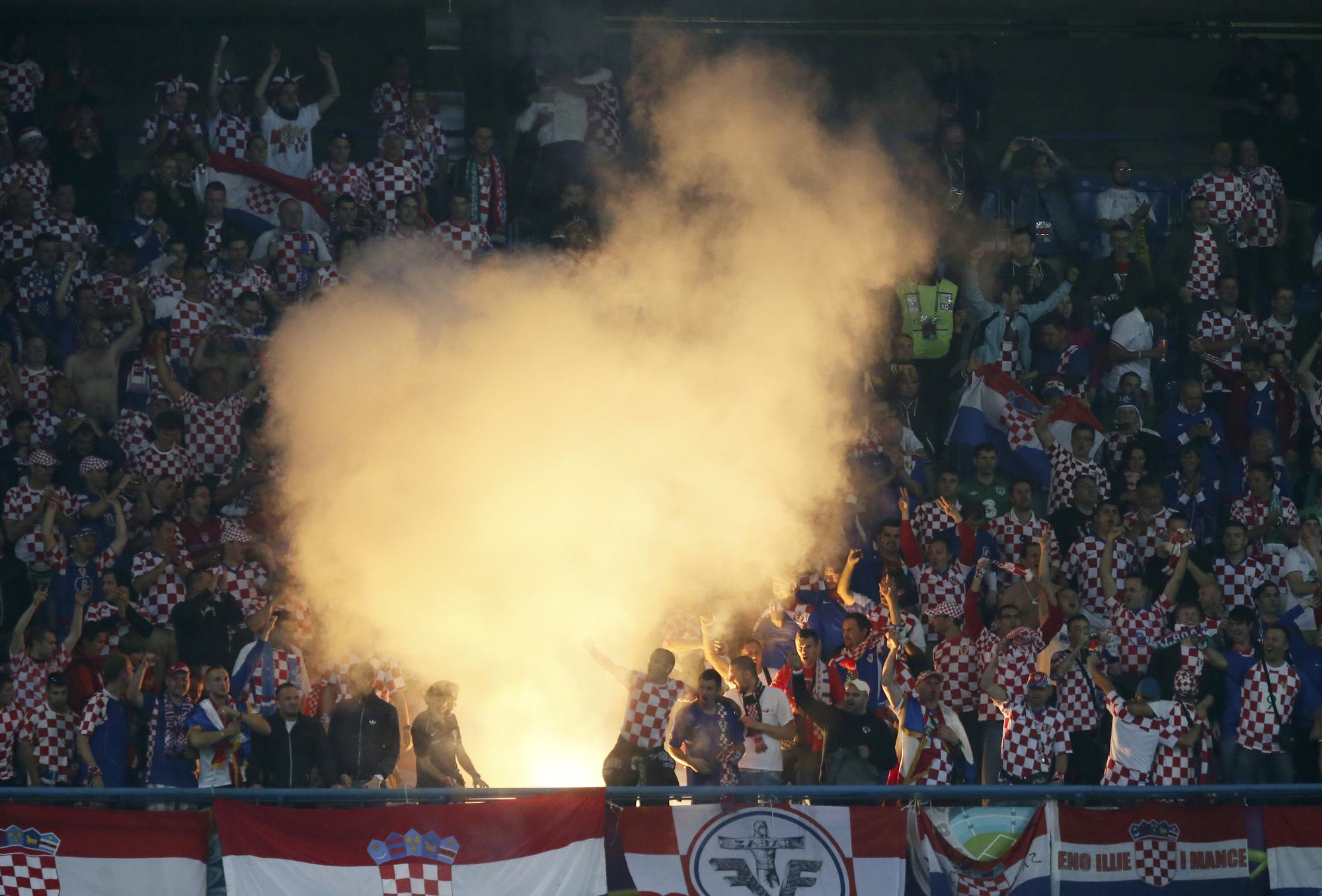 Croatia's fans celebrate a goal against Ireland during their Group C Euro 2012 soccer match at the City stadium in Poznan, June 10, 2012. REUTERS/Kacper Pempel (POLAND - Tags: SPORT SOCCER) [REUTERS - Kacper Pempel]