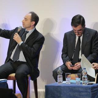 François Fillon regarde son téléphone pendant que Jean-François Copé s'exprime lors d'une réunion UMP, en mars 2010 à Paris.