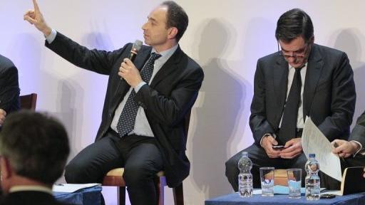 François Fillon regarde son téléphone pendant que Jean-François Copé s'exprime lors d'une réunion UMP, en mars 2010 à Paris.