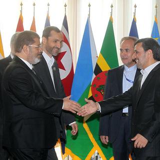 Le président iranien Mahmoud Ahmadinejad (droite) accueillant son homologue égyptien, Mohamed Morsi (gauche). [Bureau du président Iranien]