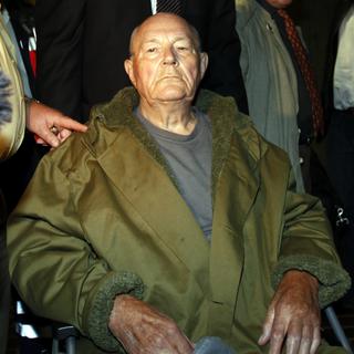 John Demjanjuk, ancien gardien du camp d'extermination nazi de Sobibor, est décédé le 17 mars à 91 ans dans sa maison de retraite en Bavière. Il avait été condamné en 2011 à 5 ans de prison pour avoir participé à l'assassinat de 27'900 juifs, mais il était resté libre en raison de son âge avancé. [Michael Dalder]