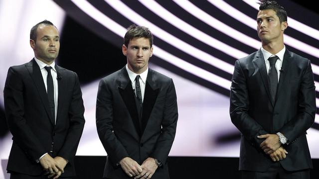 Andrés Iniesta, Lionel Messi et Cristiano Ronaldo (de gauche à droite): trois hommes pour un coup fin. Lequel des trois aura le Ballon d'Or...et le sourire le 7 janvier? [SEBASTIEN NOGIER]