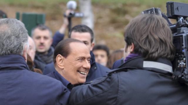 Silvio Berlusconi annonçant son retour à la presse, ce samedi 8 décembre. [AP Photo/Gianni Buzzi, AC Milan press office]