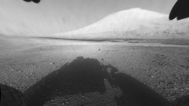 Curiosity a envoyé une photo du Mont Sharp en face duquel il s'est posé.