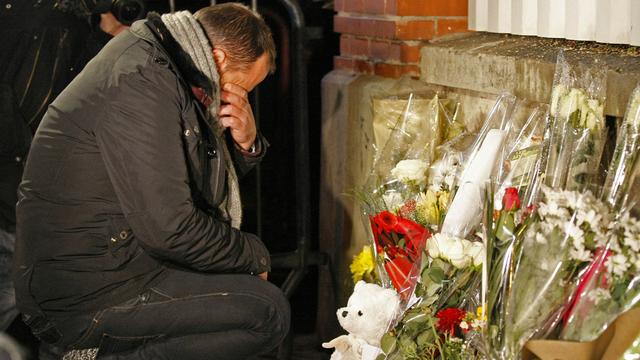 Un homme rend hommage aux victimes au collège-lycée juif à Toulouse. [AP Photo/Remy de la Mauviniere]