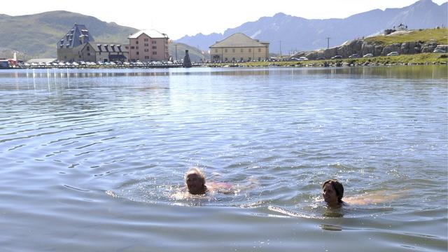 Bain en altitude en haut du col du Gothard. [Karl Mathis]