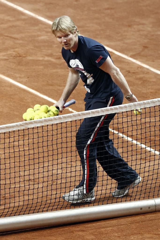 Slava Bykov s'est aussi offert une dédicace de l'ancien numéro 1 mondial Jim Courier. [KEYSTONE - PETER KLAUNZER]