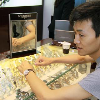 Xiao Du est aussi très intéressé par les montres suisses. [Alain Arnaud]