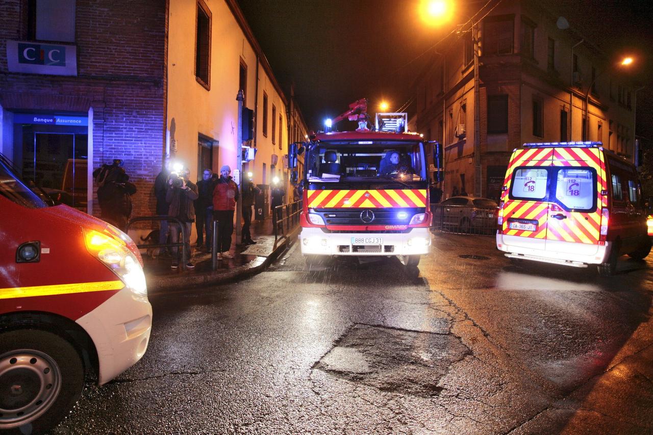 Les camions des secours ont bloqué une rue lors de l'assaut lancé par les forces de l'ordre. [Pascal Parrot]