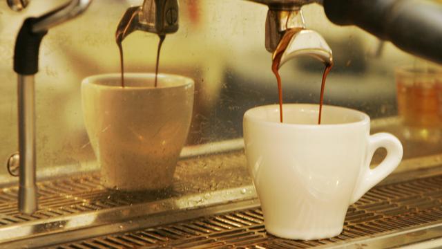 Boire un café revient en moyenne à 3 francs 92 dans toute la Suisse. [Orlin Wagner]