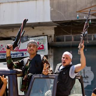 Les rebelles syriens font face à de très nombreux soldats loyalistes lourdement armés. [Veday Xhymshiti]