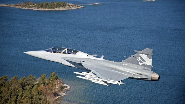 Un Gripen F en démonstration au-dessus de la Suède.