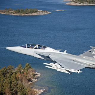 Un Gripen F en démonstration au-dessus de la Suède.