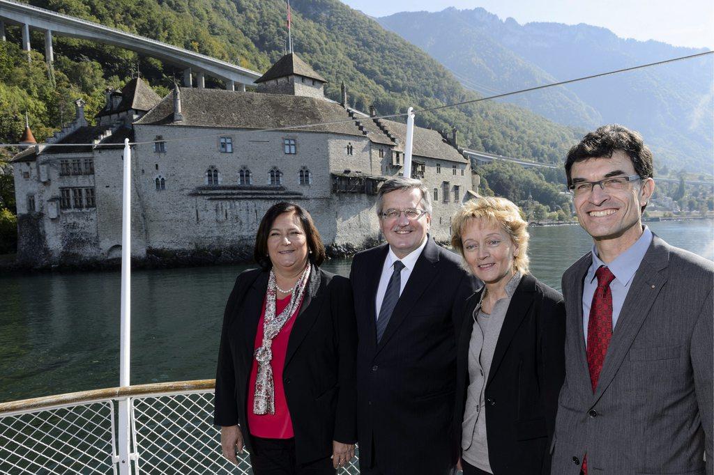 Les deux couples présidentiels ont posé devant le Château de Chillon, sur le lac Léman. [Laurent Gilliéron]