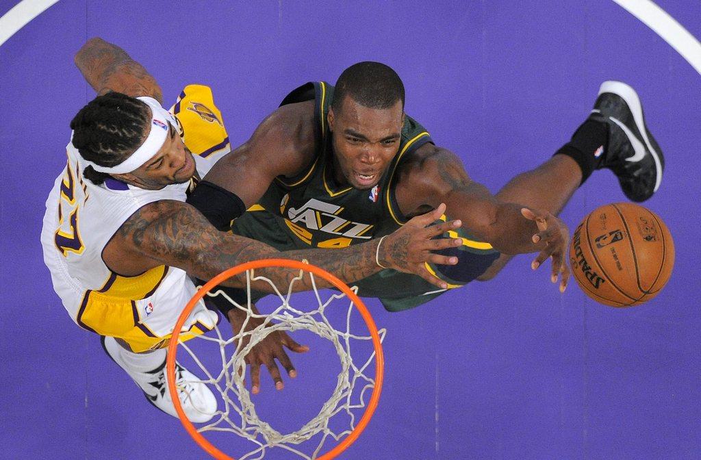 Hill (à gauche) et les Lakers tentent leur envol, Millsap et les Utah Jazz sont hors de portée. [Mark J. Terrill]