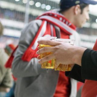 Il faut limiter la vente d'alcool dans les stades de foot et de hockey. (image d'illustration)