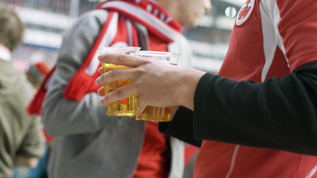 Il faut limiter la vente d'alcool dans les stades de foot et de hockey. (image d'illustration)