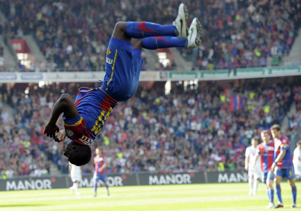 Der Basler Jacques Zoua freut sich ueber seinen Treffer zum 3-1, im Fussballspiel der Super League zwischen dem FC Basel und dem FC Lausanne Sport, am Sonntag, 29. April 2012, im Stadion St. Jakob Park in Basel. (KEYSTONE-Steffen Schmidt) [Steffen Schmidt]