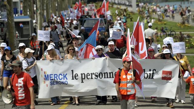 A Genève, les employés de Merck Serono ne lâchent pas la pression pour sauver leur emploi: ce samedi 9 juin, 400 personnes environ ont manifesté dans les rues. [Martial Trezzini]