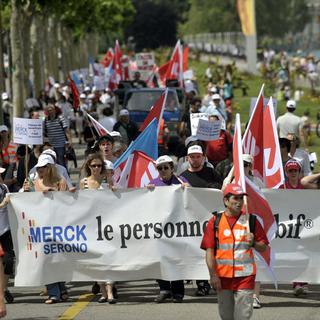 A Genève, les employés de Merck Serono ne lâchent pas la pression pour sauver leur emploi: ce samedi 9 juin, 400 personnes environ ont manifesté dans les rues. [Martial Trezzini]