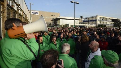 Mercredi, les salariés de Ford attendaient la tenue d'une réunion extraordinaire devant l'entrée principale de l'usine d'assemblage de Genk, en Belgique. [DIRK WAEM]