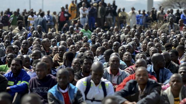 La grève se poursuit devant la mine de Lonmin en Afrique du Sud. [EPA]