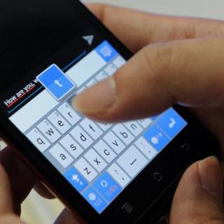 Un utilisateur de téléphone mobile écrit un SMS