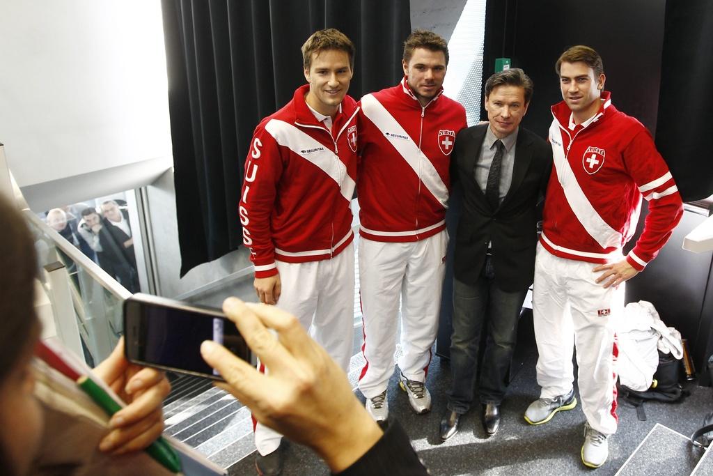 Séance souvenirs pour Bykov et les joueurs suisses (Chiudinelli, Wawrinka et Lammer). [PETER KLAUNZER]