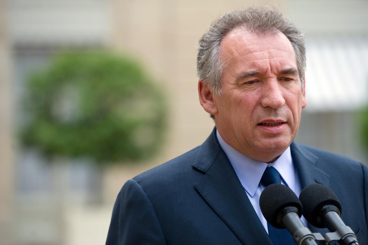 Après 15 ans comme député, le centriste François Bayrou a été battu dans la 2e circonscription des Pyrénées-Atlantiques. Dès le premier tour, il avait pris acte des résultats: "une partie importante de mon électorat traditionnel n'a pas compris (...) [ma] décision (...) de voter pour François Hollande au second tour." "Ce choix va m'entraîner à changer la forme de mon engagement", a-t-il commenté à l'annonce de sa défaite. [BERTRAND LANGLOIS]