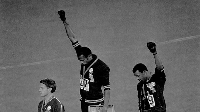 Mexico 1968: les Américains Tommie Smith et John Carlos se revendiquent du "black power" sur le podium du 200 m. [Keystone - AP/Str]