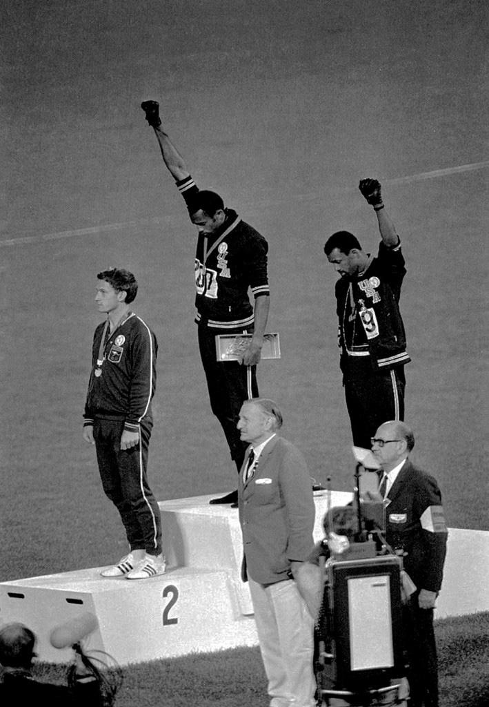 Mexico 1968: les Américains Tommie Smith et John Carlos se revendiquent du "black power" sur le podium du 200 m. [Keystone - AP/Str]