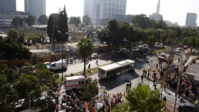 Les services d'urgence se pressent autour du bus victime d'une explosion, ce matin à Tel Aviv.