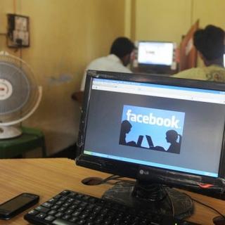 Une illustration du réseau social Facebook apparaît sur un écran d'ordinateur à Siliguri, dans l'est de l'Inde