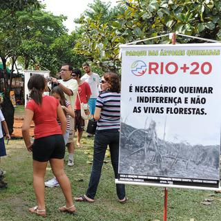 Des visiteurs à la conférence Rio+20, dimanche 17 juin dernier. [Vanderlei Almeida]