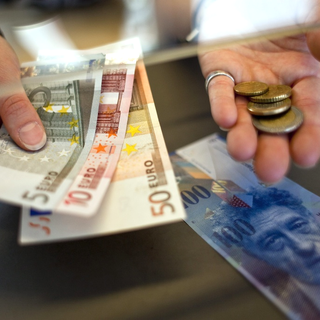 L'euro est brièvement repassé jeudi à la mi-journée sous la barre des 1 franc 20. [Ennio Leanza]
