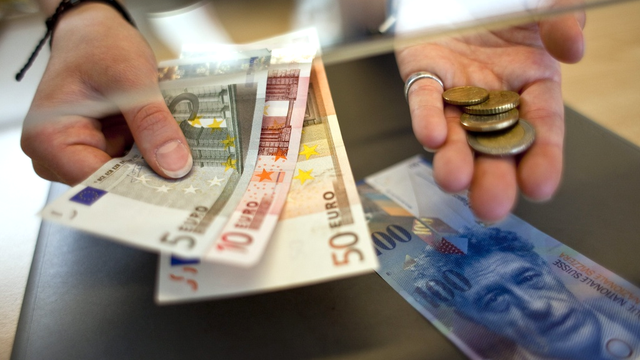 L'euro est brièvement repassé jeudi à la mi-journée sous la barre des 1 franc 20. [Ennio Leanza]