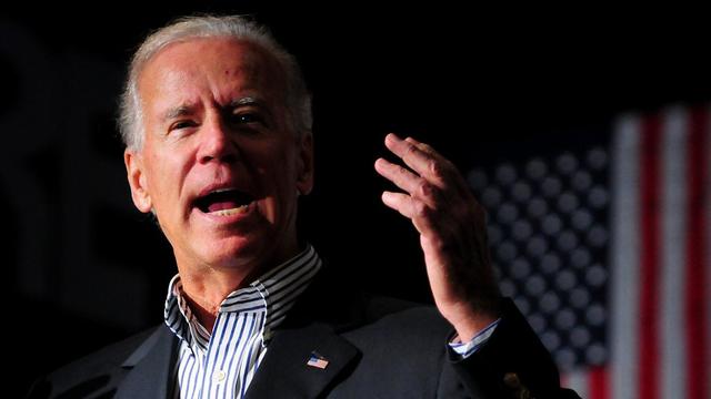 "Comment peuvent-ils justifier (...) une augmentation des impôts pour la classe moyenne, qui a été accablée au cours des quatre dernière années?", s'est demandé Joe Biden, lors d'un rassemblement à Charlotte, en Caroline du Nord. [Jeff Siner]