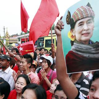 Des supporters de l'opposante birmane célébre son élection au parlement ce dimanche 1er avril. [Khin Maung Win]