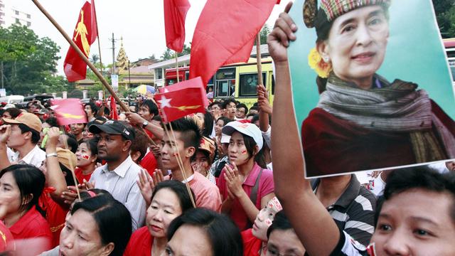 Des supporters de l'opposante birmane célébre son élection au parlement ce dimanche 1er avril. [Khin Maung Win]