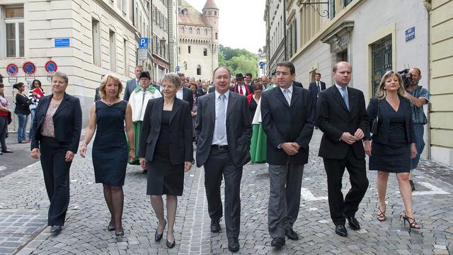 Le nouveau Conseil d'Etat vaudois en marche pour la cérémonie à la cathédrale de Lausanne. [Sandro Campardo]