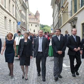 Le nouveau Conseil d'Etat vaudois en marche pour la cérémonie à la cathédrale de Lausanne. [Sandro Campardo]