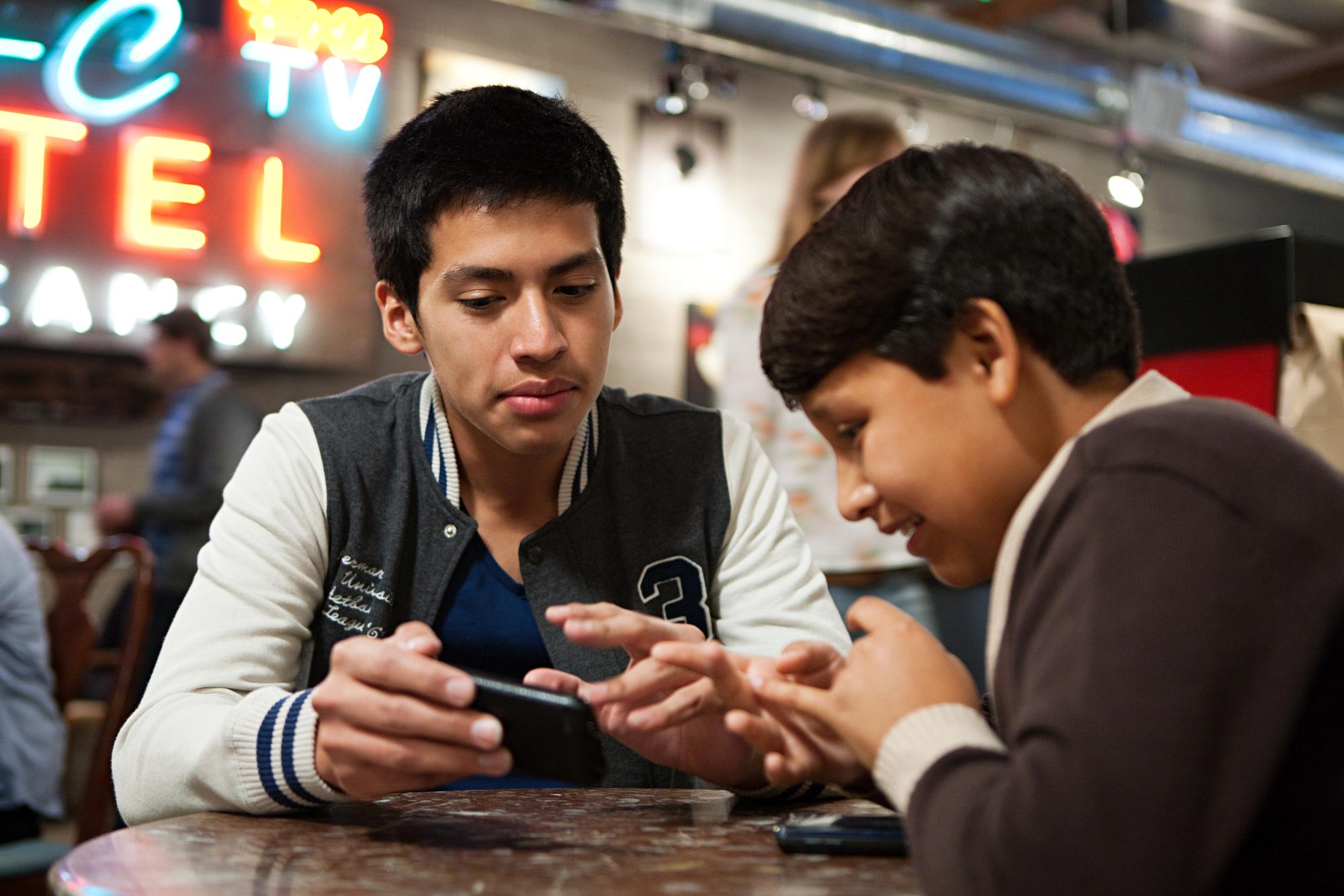 Les jeunes consomment de plus en plus d'informations avec leur smartphone. [Sean Murphy]
