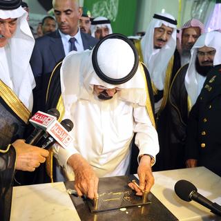 Le roi Abdallah d'Arabie saoudite pose la première pierre du projet à Médine, 24.09.2012. [Amer Hilabi]