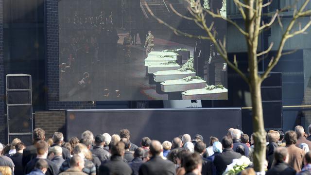 Des cercueils blancs ont été alignés lors du mémorial qui a été retransmis sur grand écran. [KEYSTONE - Ermindo Armino]